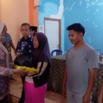 Bupati Tanjab Timur Hj Dillah Hikmah Sari Turun Langsung Serahkan Bantuan Banjir di Desa Suka Maju