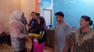 Bupati Tanjab Timur Hj Dillah Hikmah Sari Turun Langsung Serahkan Bantuan Banjir di Desa Suka Maju